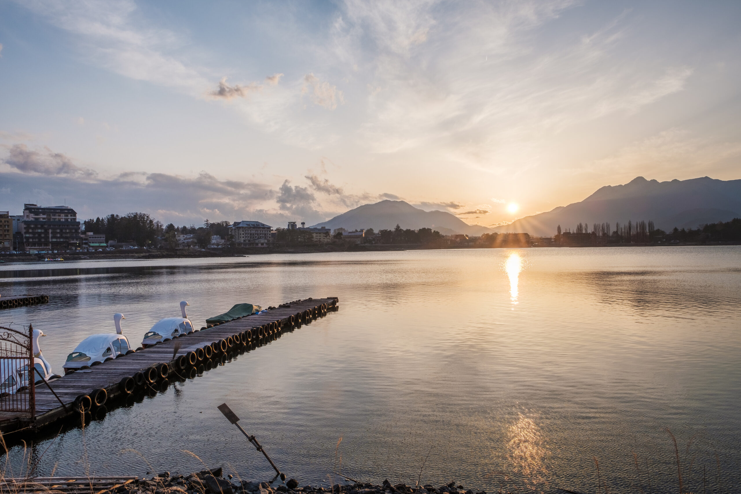 japan-lake-mountains-landscape